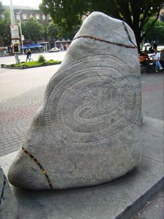 Рисунок на камне – «змея»